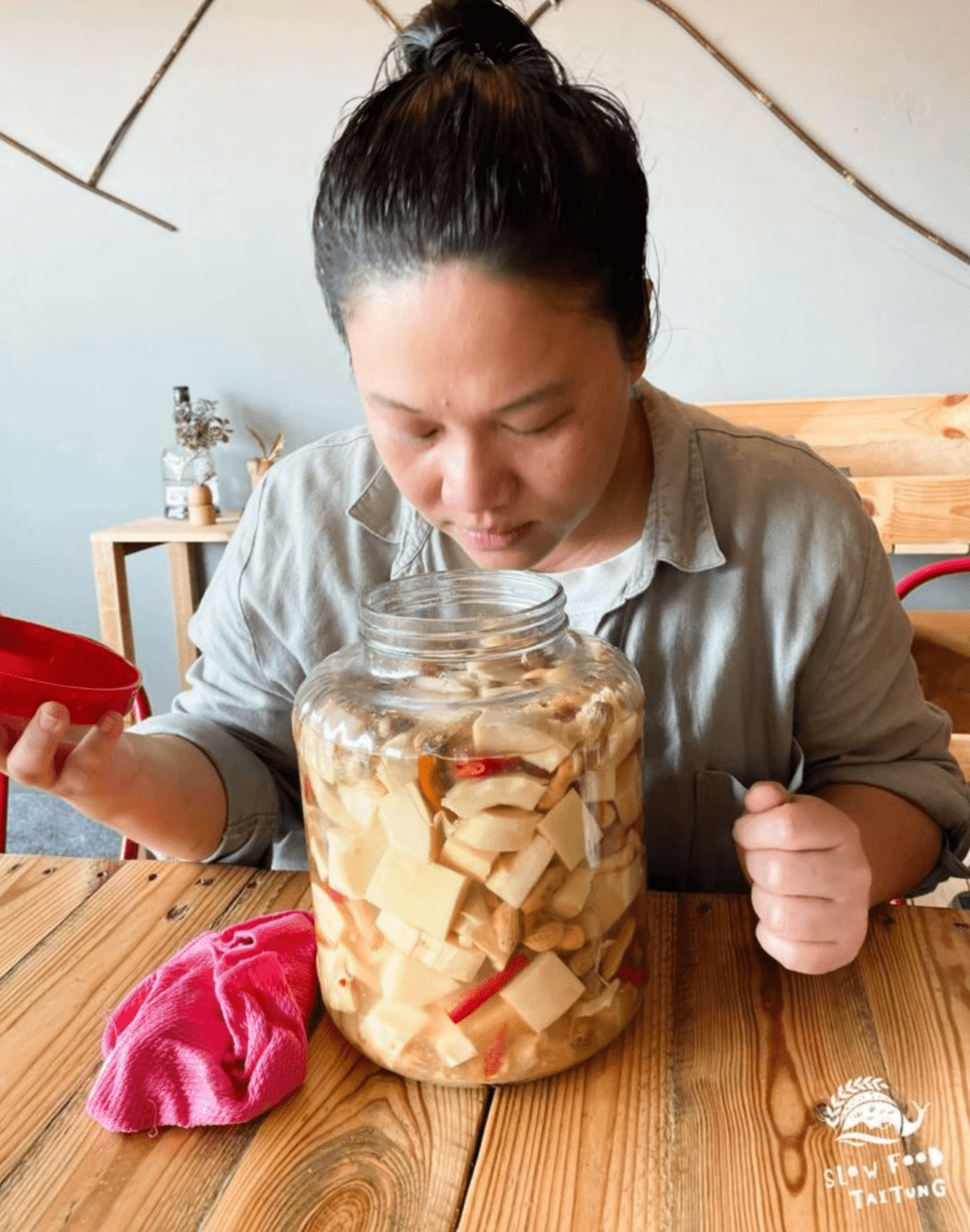 巴奈一打開酸筍缸，酸辣鹹香的氣味立刻飄散出來，我們在一旁聞著都快流口水了。