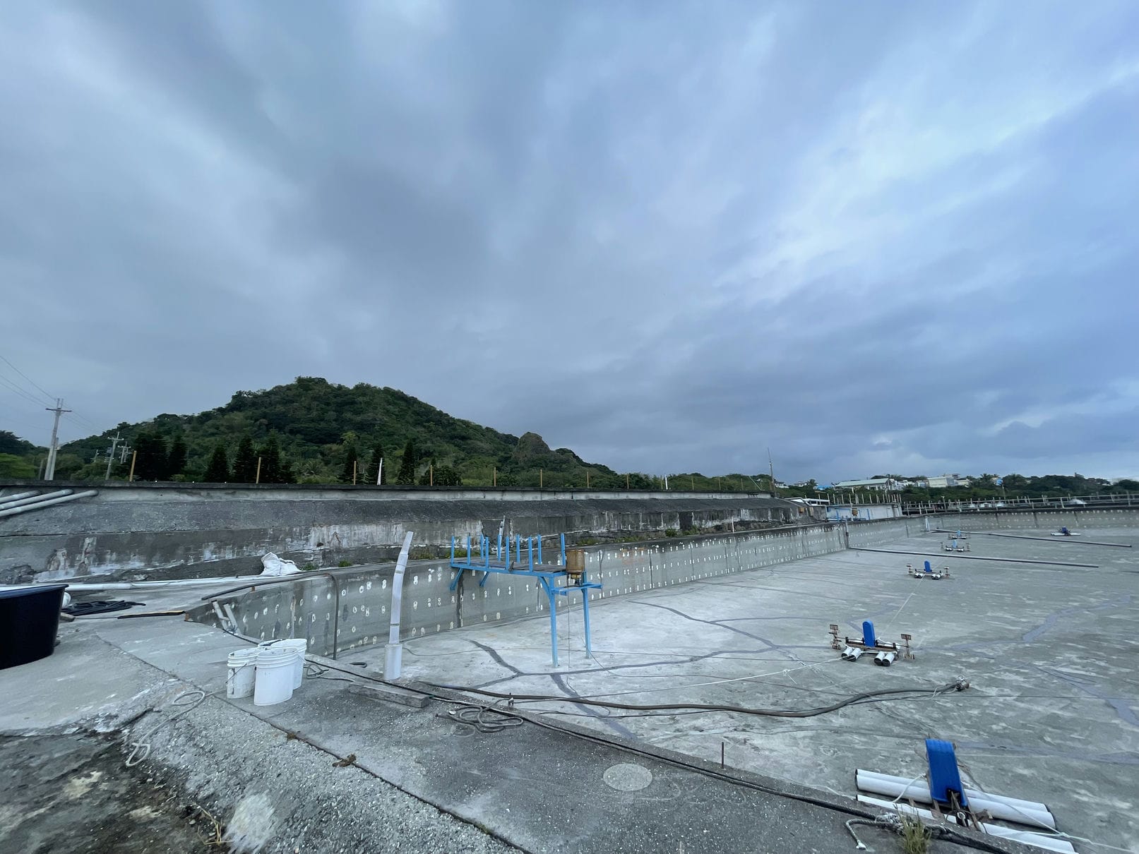 曝曬中的白蝦養殖池。高壓水柱清潔後，大約需曝曬15-30天，讓蝦池徹底乾燥、消毒。