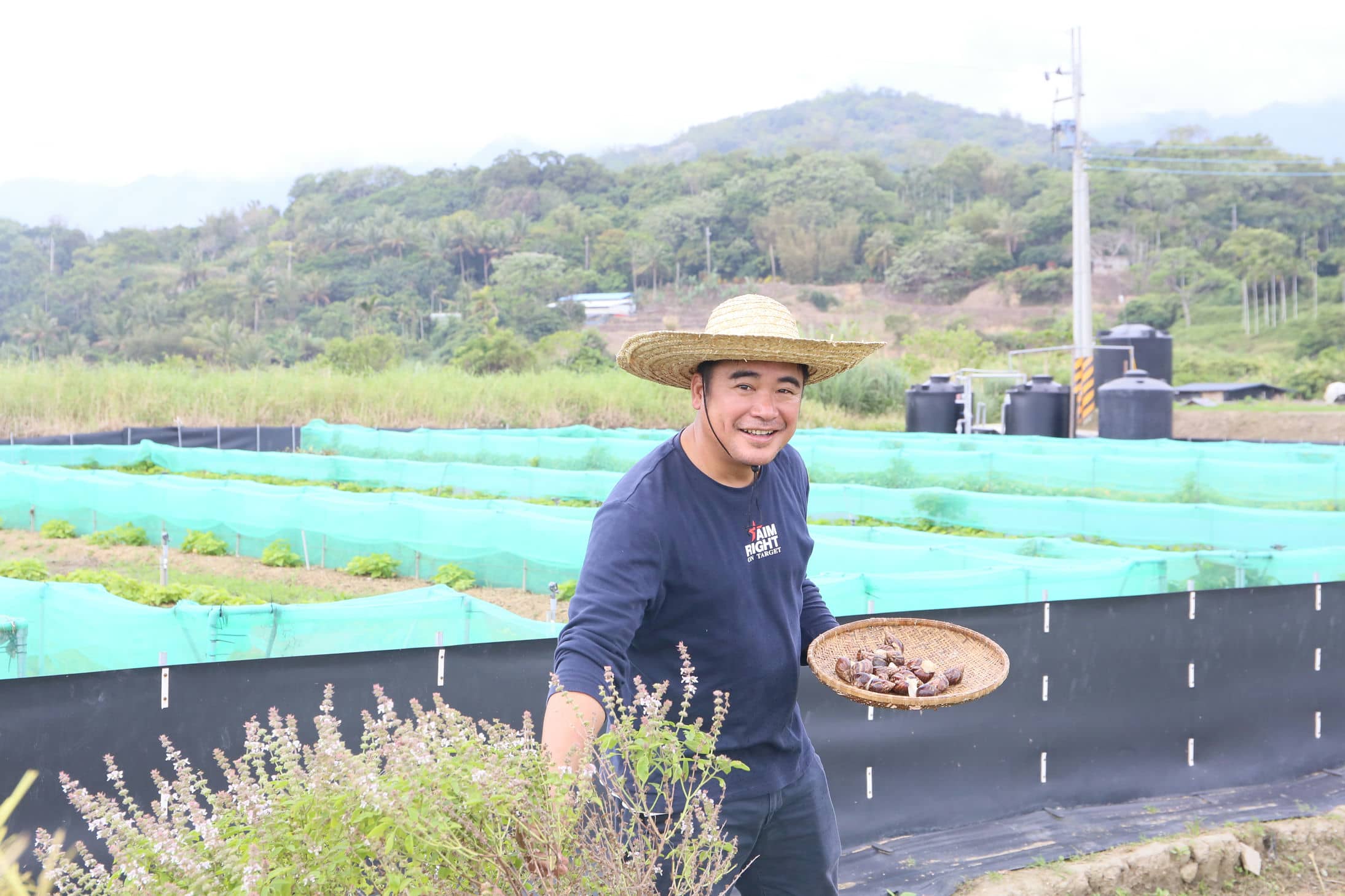  擅長與人交流的Awos，也非常歡迎大家到田裡體驗、參訪，了解白玉蝸牛的生態，聽他說返鄉養蝸牛的精彩故事。