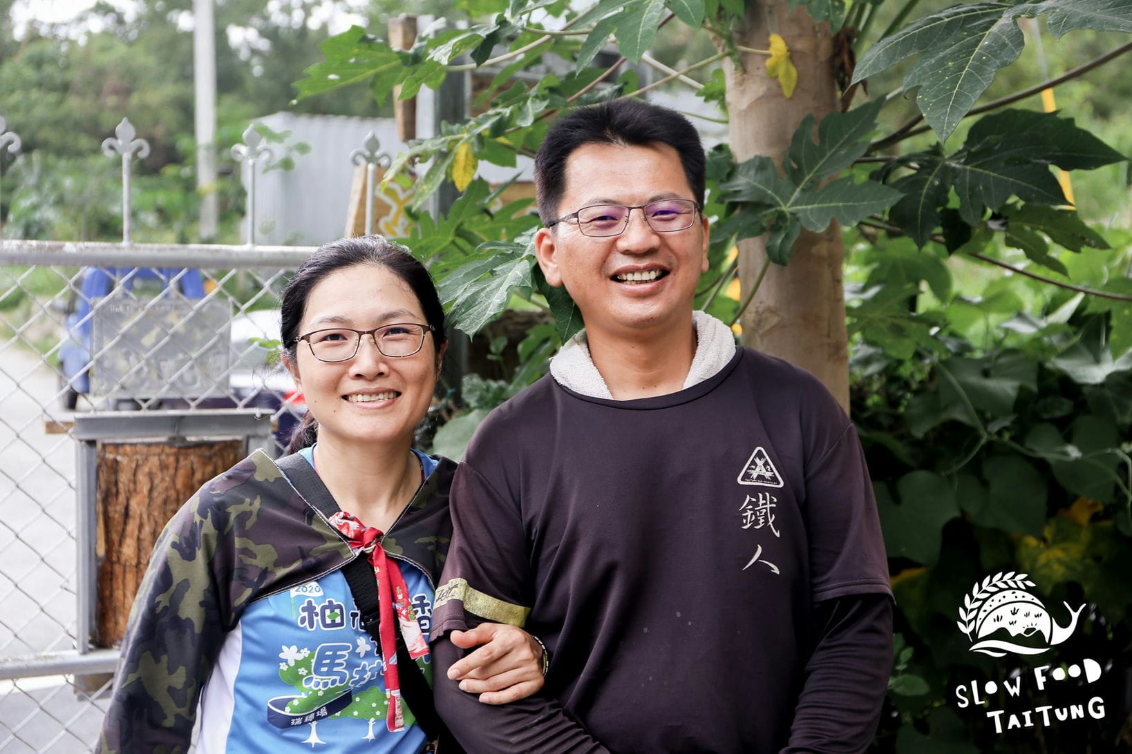 阿揚和宜佳十六年前辭掉航空業的工作，回到台東陪伴女兒成長，也開啟了人生新篇章。
