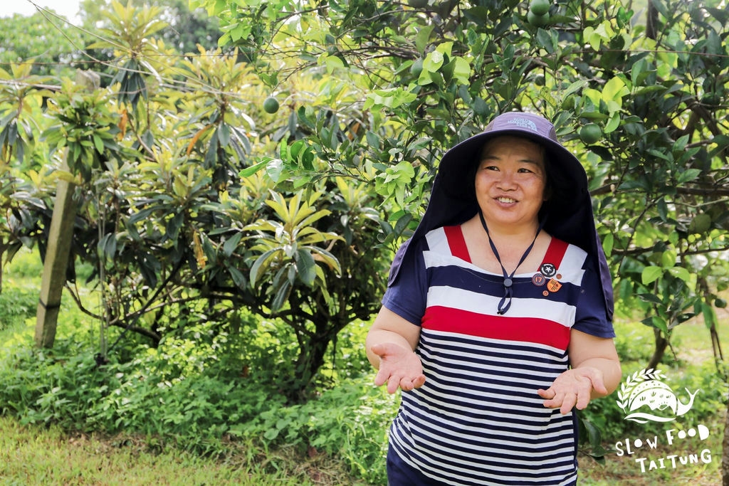 秀貞姊帶著從容和笑容，分享果園轉型的辛苦過程。