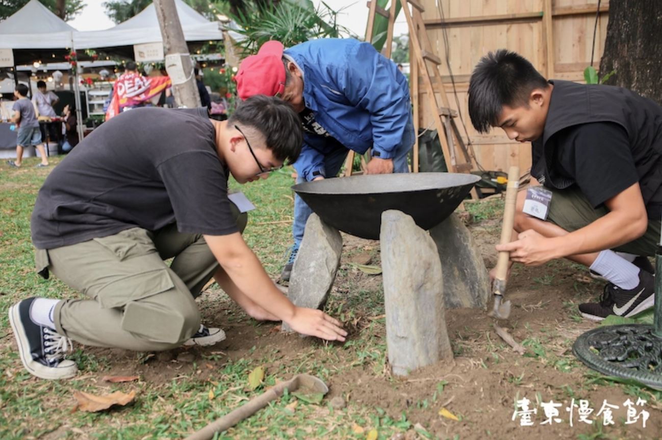 石頭立好之後，要把土覆蓋回去讓根基穩固，確認鍋子放上去非常平穩。