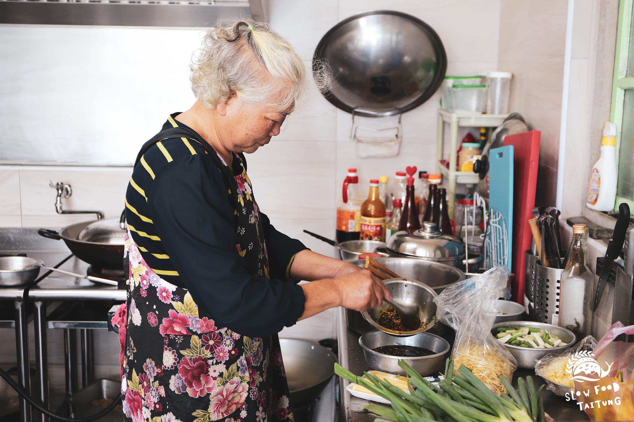 黃媽媽除了是九個孫子的阿婆、黃媽媽手作客家小館的掌門人，還具有另一個鄉親最熟悉的身分--總舖師。