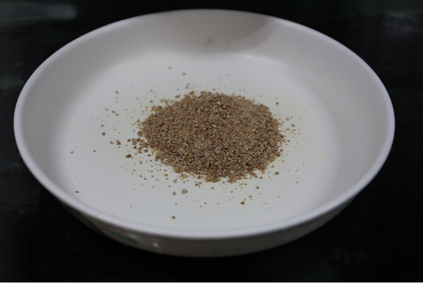 2. 以及芋頭粉。芋頭是排灣族的重要主食之一，芋頭粉的製作，要先將芋頭煮熟，再曬乾、搗成粉儲存。