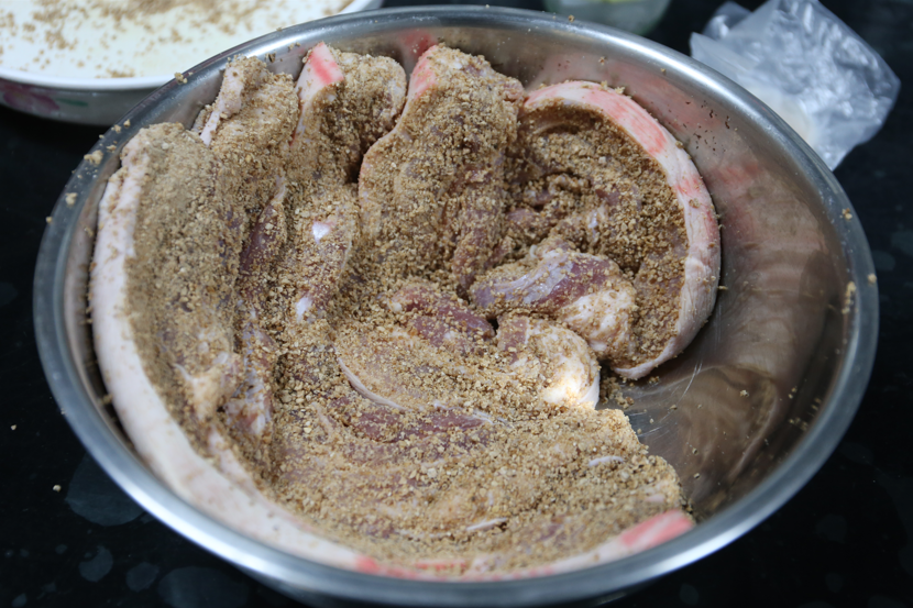 5. 接下來把一塊塊豬肉緊密的排列在一起，蓋上容器，進行3-7天的發酵。