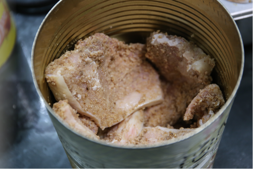 6. 發酵過程中，豬肉的顏色會慢慢變粉紅。表面可能會有發霉，但是去除之後煮熟就可以食用。