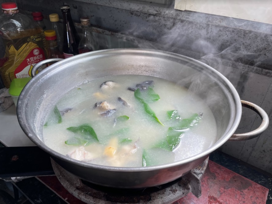 鰻魚湯起鍋前放入大圓葉胡椒，增添湯頭的香氣和風味。