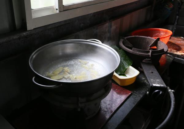 6. 接著在鍋中放入約三分滿的冷水，放入薑片，開大火煮滾，直到冒出濃濃的薑味。