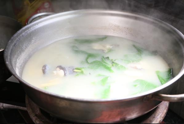 9. 起鍋前再放入大圓葉胡椒，增添湯頭的香氣和風味。