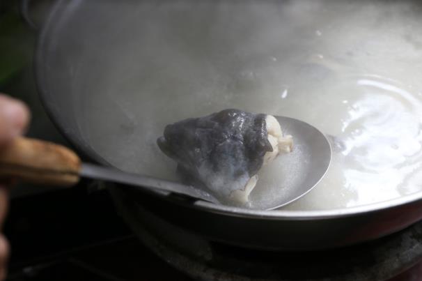 8. 大火煮到湯變成乳白色之後，轉為小火，蓋上鍋蓋繼續小滾15-20分鐘，讓鰻魚的膠質充分釋放。