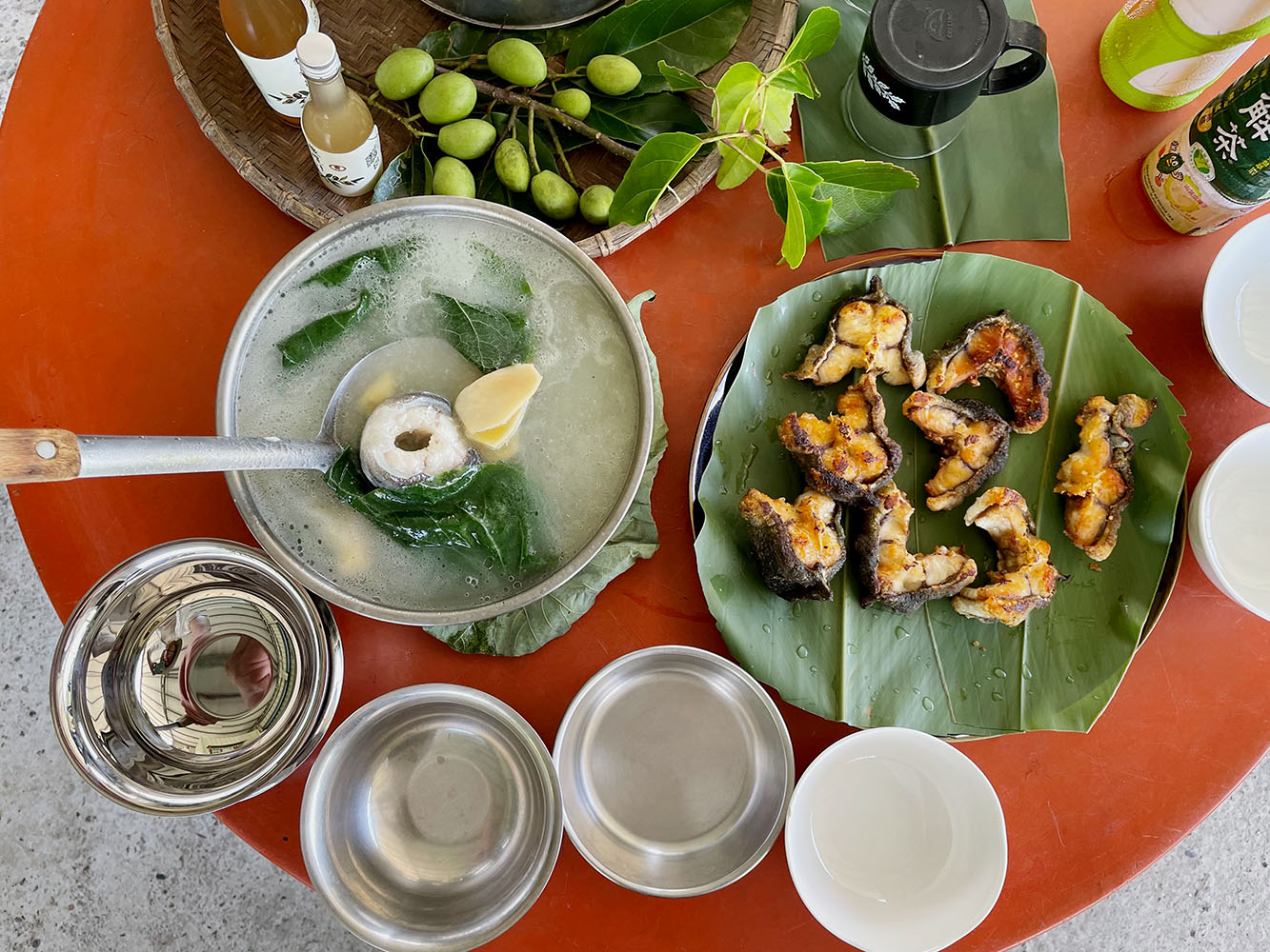 用尤家生態農場養殖的花鰻來做料理，左為大圓葉胡椒鰻魚湯，右為乾煎鰻魚。左上方為農場特產的橄欖、與自製的橄欖酵素。