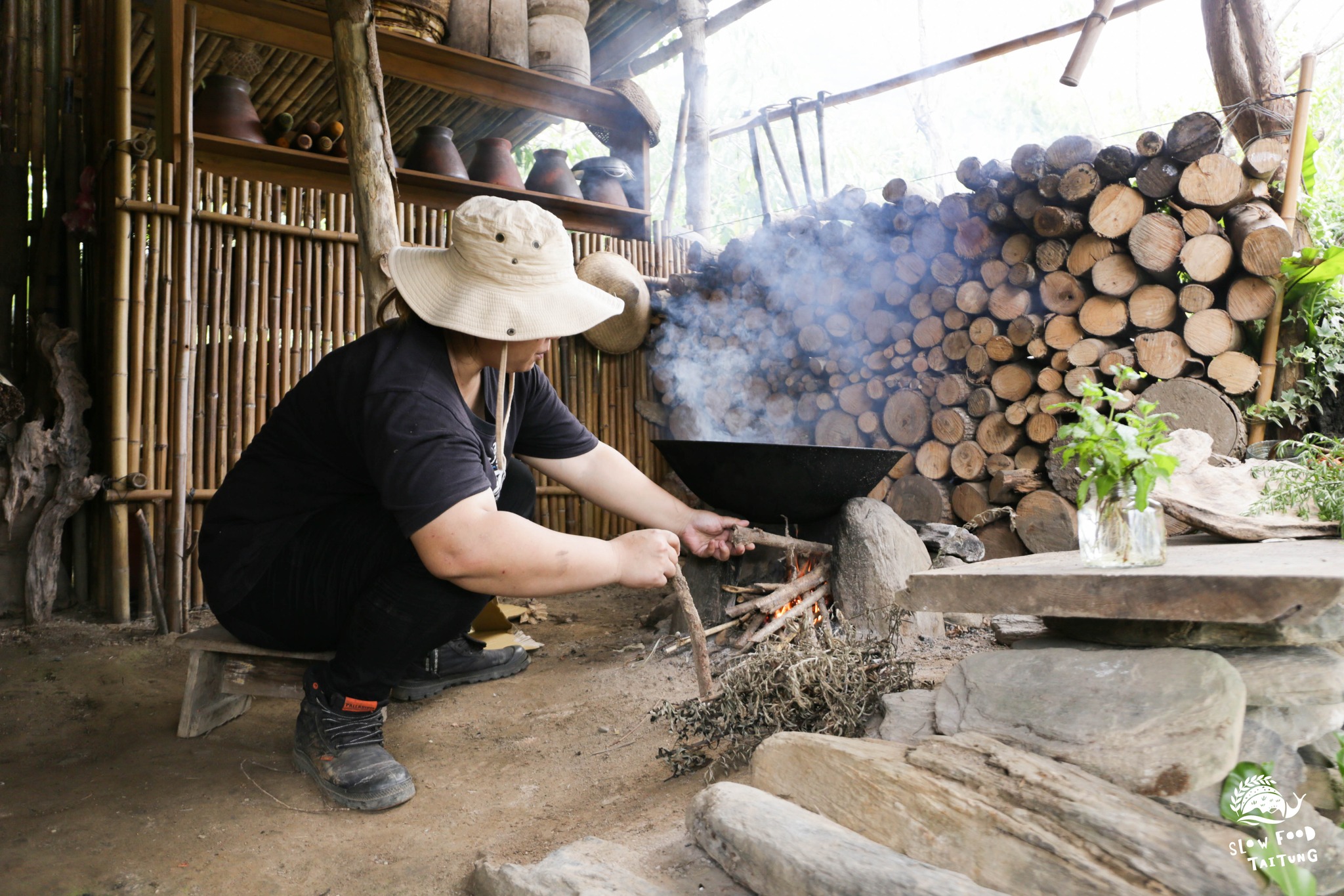  2.煮沸一鍋水， 沸水加入3～5片大圓葉胡椒