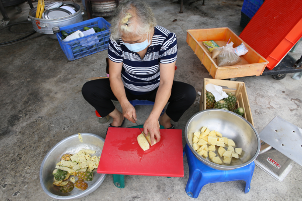 2. 土鳳梨削皮之後，先切塊。