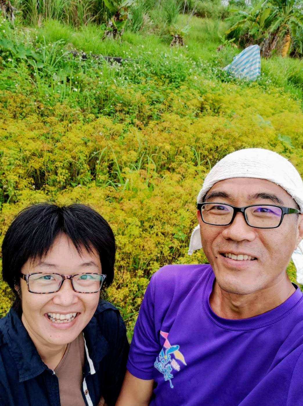 慕樂諾斯自然農場主人珮芳與登庸，在蒔蘿盛開的花田裡。