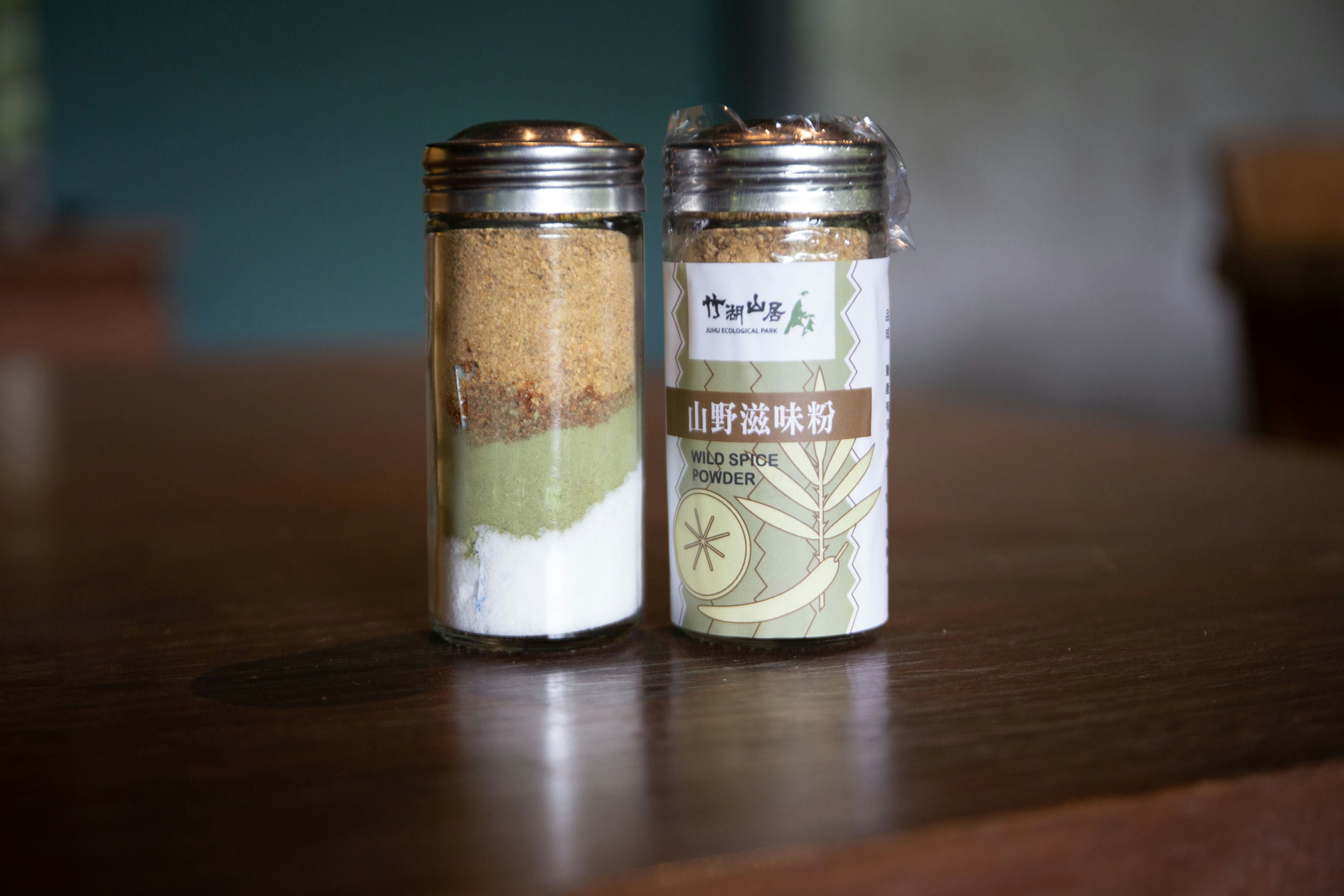 美菊將竹湖山居的作物刺蔥、辣椒也烘乾磨粉，再加入海鹽，創作出四種色彩層層疊疊、充滿山林香氣的「山野滋味粉」。