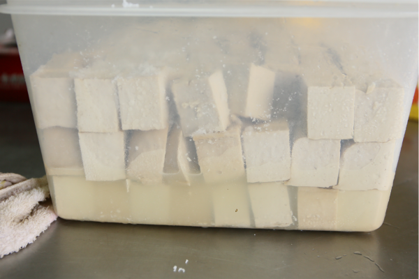 4. 豆腐沾鹽靜置，會釋出一些水分。