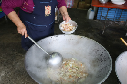 7. 烹煮時間比較短的海鮮食材：干貝、蝦仁、花枝最後下鍋。