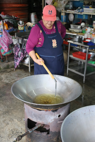 10. 接著開始準備油鍋：沙拉油入鍋後，先開大火，把水氣逼出來，等到嗶嗶波波的水氣聲漸弱之後，就是油溫已達理想，再轉小火。