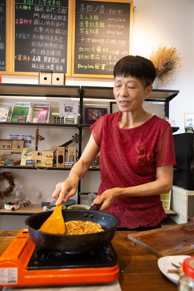 羅媽媽一面煎蘿蔔絲蛋，一面和我們分享關於這道早餐家常菜的記憶和曬蘿蔔過程。每一個故事、記憶都增添了味道的層次。