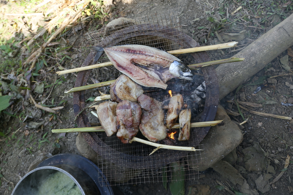 為一日工作帶來能量的烤肉、烤鹹魚。