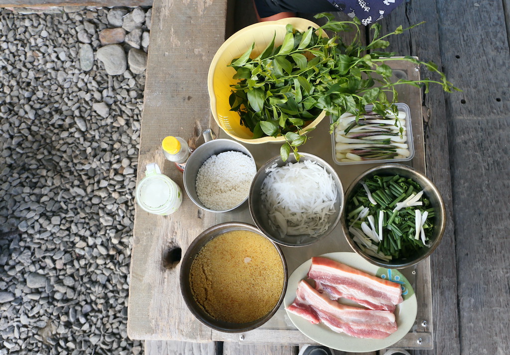 卑南傳統早餐的基本材料：白米、小米、野菜（本次示範為山柚嫩葉）、蕗蕎、蔥、香菜、蘿蔔絲、五花肉。