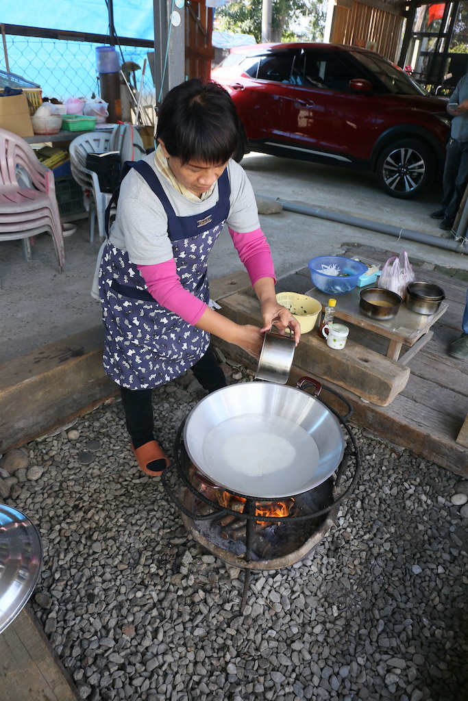 4. 起一鍋熱水，鍋裡的水開始冒小泡泡的時候，就可以把煮粥的小米、白米加進鍋裡。