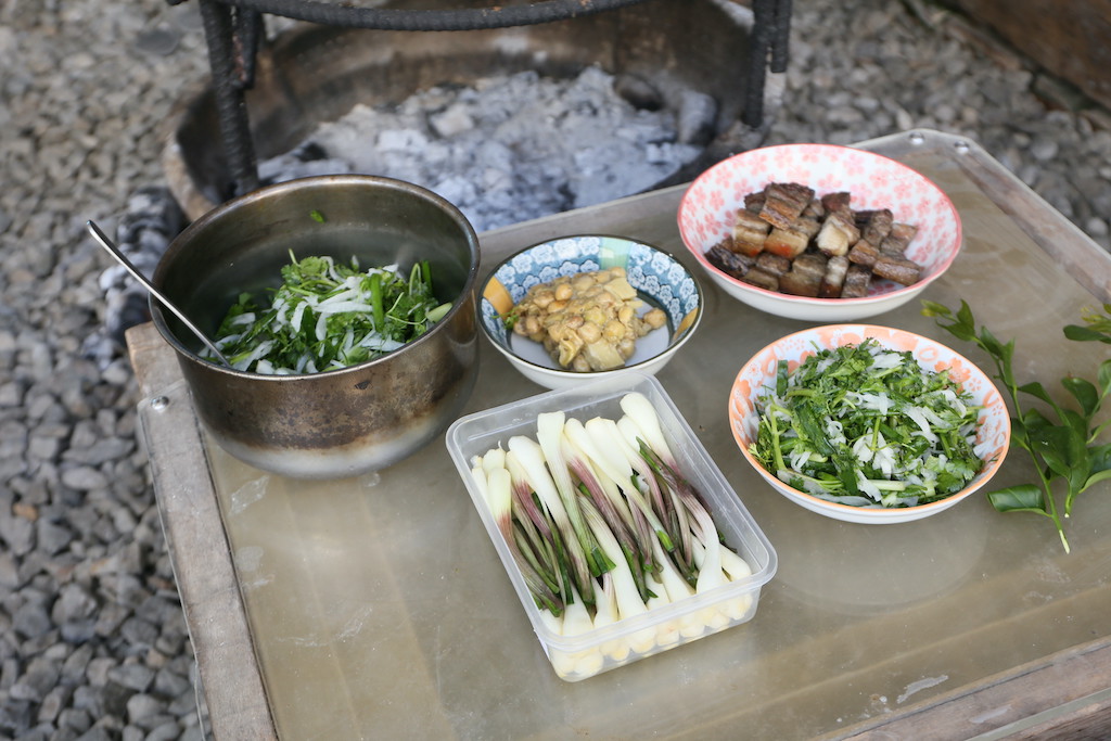 搭配野菜粥的卑南小菜：醃蕗蕎、香菜蔥段蘿蔔絲拌鹽、烤五花肉，以及鄰居姨婆帶來的破布子。