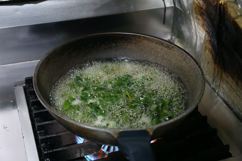 春研Ina用大火一路煮到鍋裡大滾，咸豐草都還是鮮綠色的。就是要煮透，把苦味、甜味都釋放出來，最後再加鹽調味。