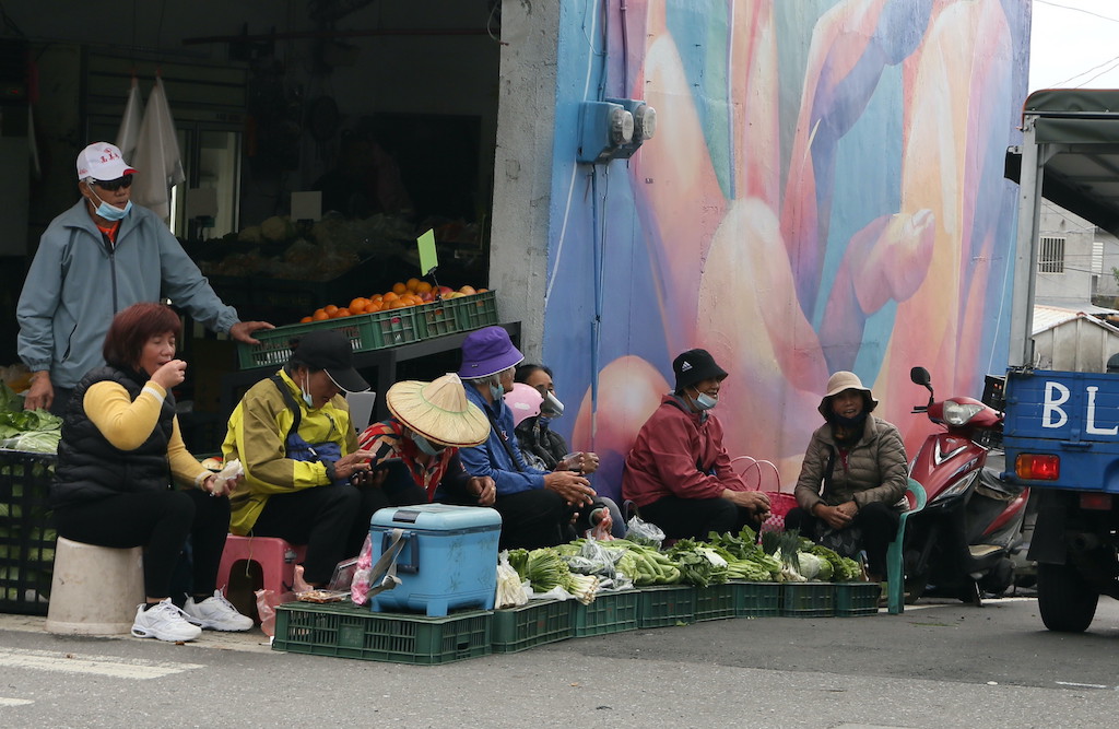 長濱大街上的早市七點左右Ina們就會擺好新鮮採收的當季菜色