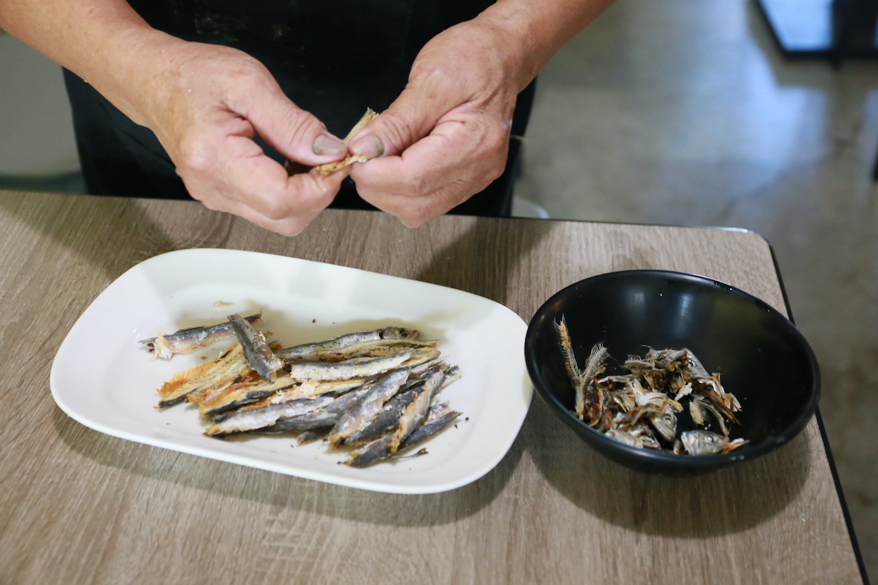 3. 魚乾先把魚頭、骨頭取出，魚肉稍微剝碎一點。