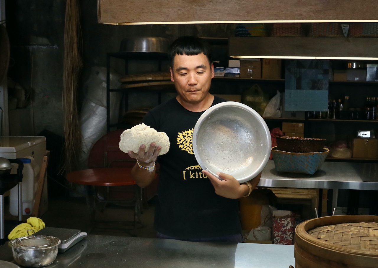 6.	直到「盆光」（麵團不黏鋁盆）、「麵光」（麵團表面光滑）、「手光」（麵團不黏手）。