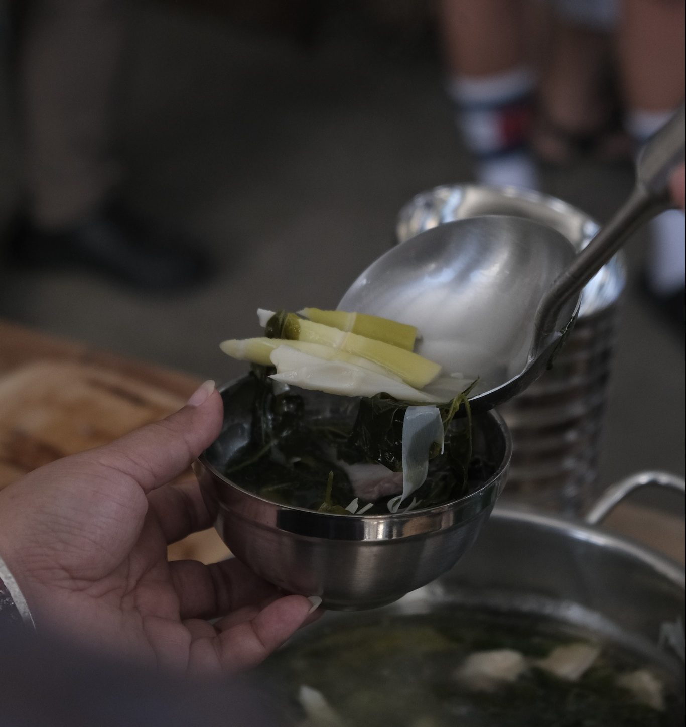 ② siraw野菜湯:帶皮的siraw跟著野菜、箭筍一同熬煮,豐厚的油脂不只讓整鍋湯更加圓潤,巧妙的蓋過野菜的苦甘味,將湯的鮮、提升另個層次,而經過醃漬再熬煮的siraw,放入嘴裡也跟著化開了(吞口水) 