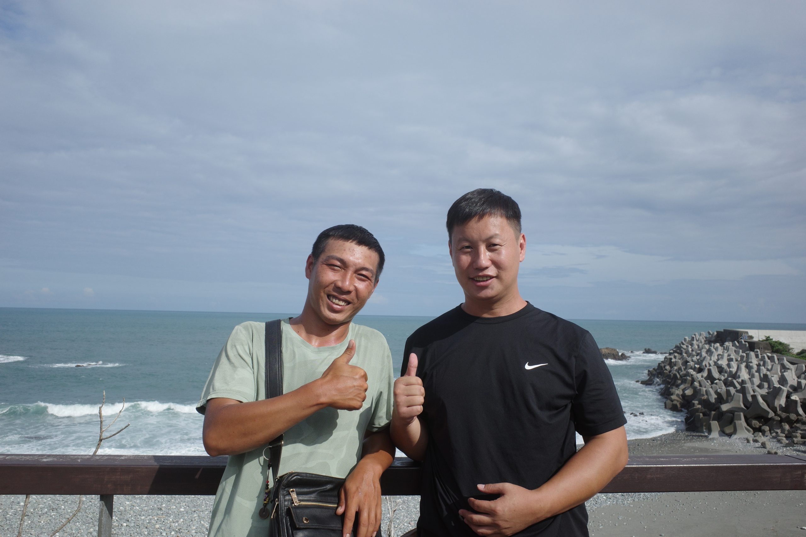 探訪鏢手的下午，昱濱一起到退休的船長家，翻著過去的老照片、在地上擺弄木雕旗魚，旻易帶著我們到一旁看漁場的時候，昱濱則是提著一大袋冰涼的飲料分著大家喝，然後一起在大海前合照。