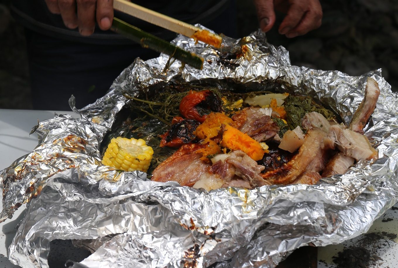 五花肉經過時間悶烤,肉汁滲進野菜裡,只有鹽巴調味就很美味。也是呀,土地幫忙煮的飯,不可能不好吃。