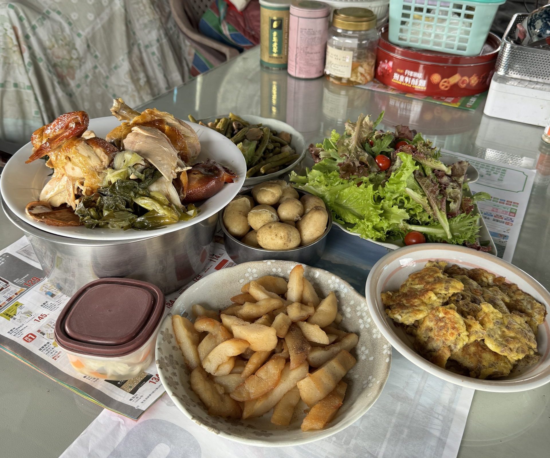 當天準備的食物，來自他們自己田裡的作物，生菜是當天現場採收，另外還有長豆、野番茄、馬鈴薯等，也都是當季收成。