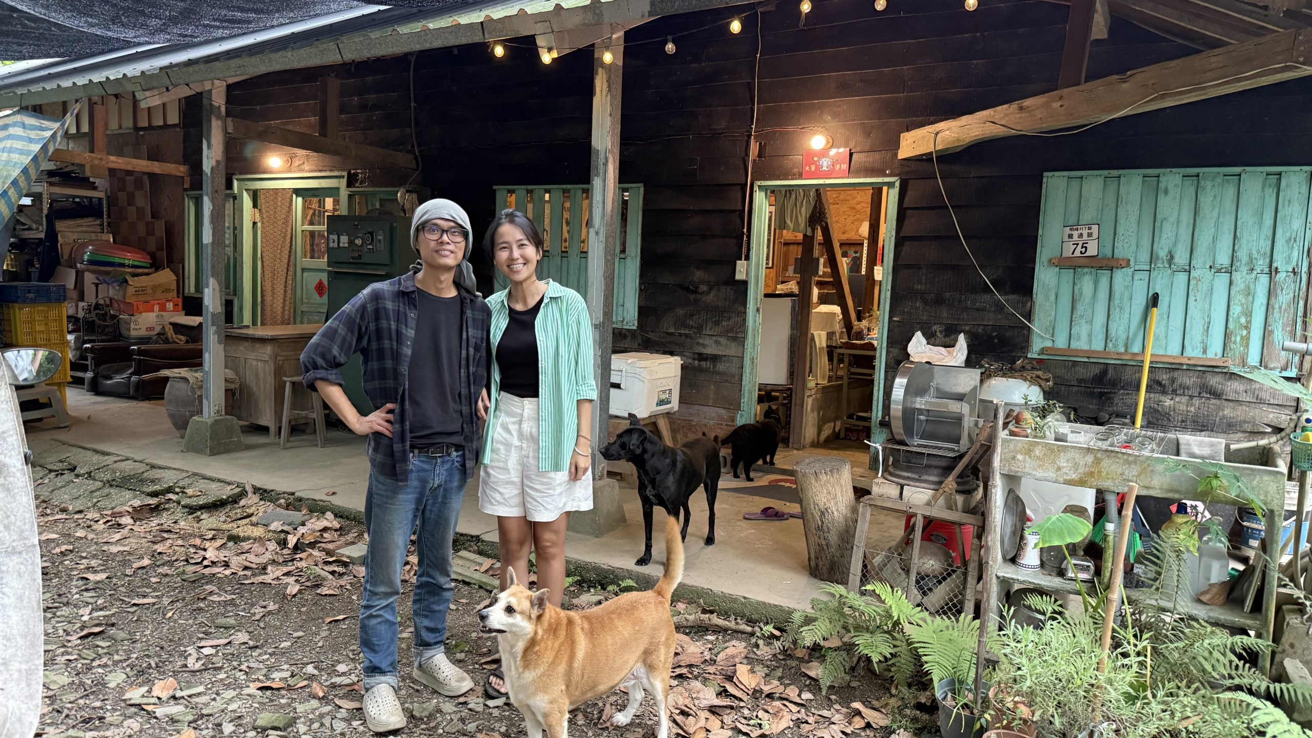 來自台中的Can與來自新加坡的Kennie，他們跟著可愛的貓狗、住在保留了珍貴「日月窗」的50年老房子裡。