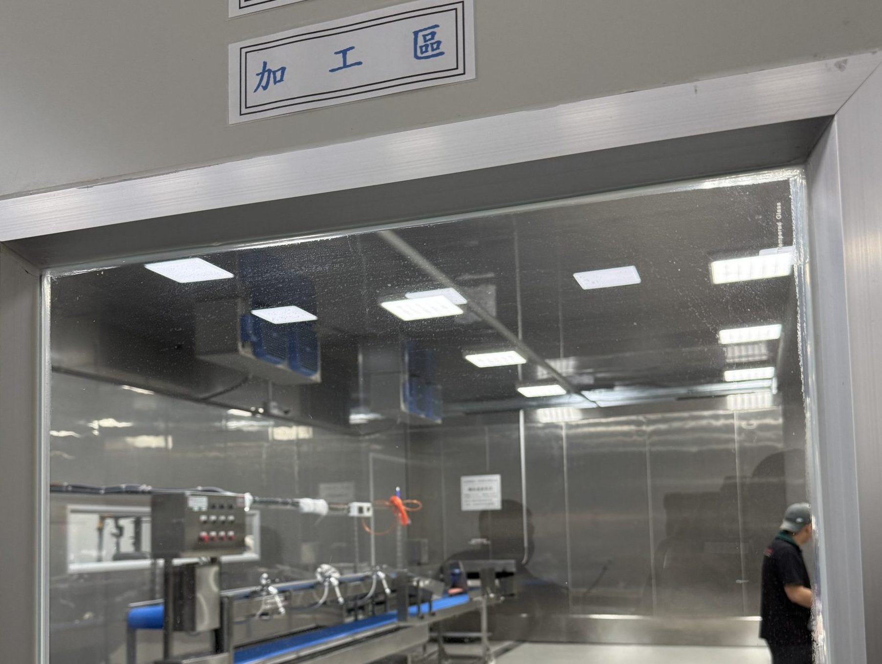 包裝室內更全面倡導「紙箱不落地」，採用空中吊掛軌道輸送紙箱，杜絕地面灰塵與害蟲沾染。搭配倉庫內的乙烯吸收機，一旦偵測到催熟氣體立刻抽離。