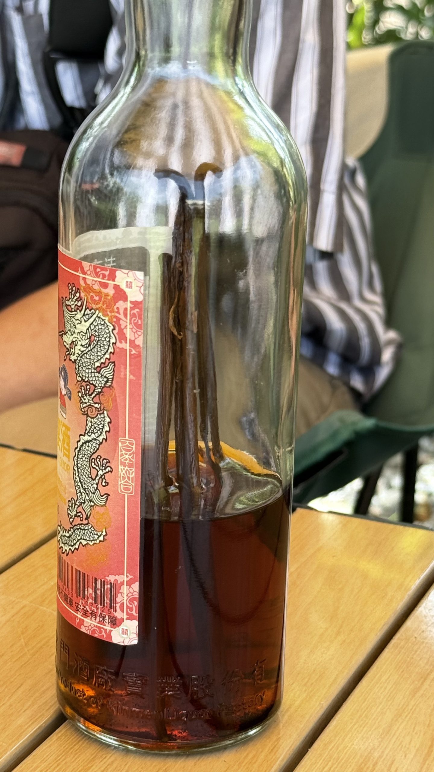 Tommy 最喜歡用的方式，是把香草莢丟進高粱酒裡 離開之前，Tommy 分享了他最喜歡的香草用法：泡高粱酒。把整根香草莢放進去，泡個二十幾天，原本嗆辣的高粱酒會多出一層溫潤的香氣，「沒那麼嗆，你會多喝一杯」。 他也提醒，香草其實是一種香料，不僅限於甜點。煎牛排、烤肉、煮湯都可以使用，歐美料理用在鹹食的比例其實相當高。「你想得到的地方，就可以用，就是這樣。」 九個月的等待，半年的後製，一年半才換來一根香草莢。